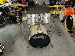 Mapex V-Series 10” 12” 14” 20” samt 14” virvel. Setet säljs komplett inkl stativ, pedal, trumpall och Sabian SBR cymbalpack