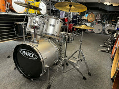Mapex V-Series 10” 12” 14” 20” samt 14” virvel. Setet säljs komplett inkl stativ, pedal, trumpall och Sabian SBR cymbalpack