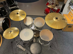 Mapex V-Series 10” 12” 14” 20” samt 14” virvel. Setet säljs komplett inkl stativ, pedal, trumpall och Sabian SBR cymbalpack