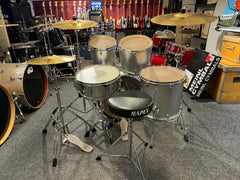 Mapex V-Series 10” 12” 14” 20” samt 14” virvel. Setet säljs komplett inkl stativ, pedal, trumpall och Sabian SBR cymbalpack