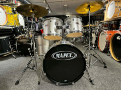 Mapex V-Series 10” 12” 14” 20” samt 14” virvel. Setet säljs komplett inkl stativ, pedal, trumpall och Sabian SBR cymbalpack
