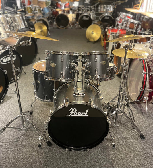 Pearl Forum Black n Grey Checkered 10” 12” 14” 20” 14” originalvirvel. Inkl Pearl stativpack/pedal samt Paiste 101 cymbalpack Beg.