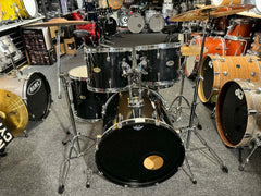 Pearl Forum trumset piano black 12” 13” 16” 22” samt 14”virvel. Setet säljs komplett inkl trumpall , Pearl stativpack och pedal samt Zildjian cymbaler Beg.