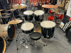 Pearl Forum trumset piano black 12” 13” 16” 22” samt 14”virvel. Setet säljs komplett inkl trumpall , Pearl stativpack och pedal samt Zildjian cymbaler Beg.