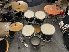 Pearl Forum trumset piano black 12” 13” 16” 22” samt 14”virvel. Setet säljs komplett inkl trumpall , Pearl stativpack och pedal samt Zildjian cymbaler Beg.