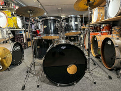 Pearl Forum trumset piano black 12” 13” 16” 22” samt 14”virvel. Setet säljs komplett inkl trumpall , Pearl stativpack och pedal samt Zildjian cymbaler Beg.