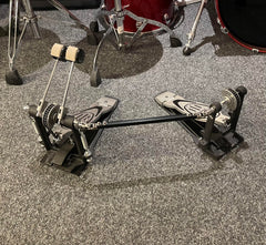 Pearl P-902 dubbelpedal. Pedalen är i nyskick Beg.