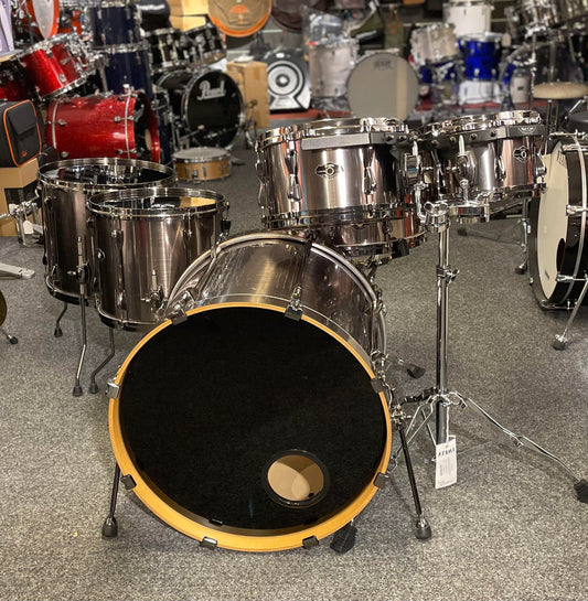 Tama Superstar Hyperdrive Shellpack 22" 10” 12” 14” 16” samt 14x5’5 originalvirvel Ink. 2st Tama pukhållare/clamp Beg.