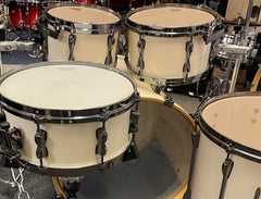 Tama Superstar hyperdrive birch suger white inkl puk clampar 10” 12” 16” 22” och 13x5” originalvirvel