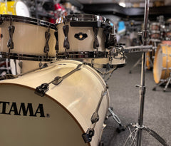 Tama Superstar hyperdrive birch suger white inkl puk clampar 10” 12” 16” 22” och 13x5” originalvirvel