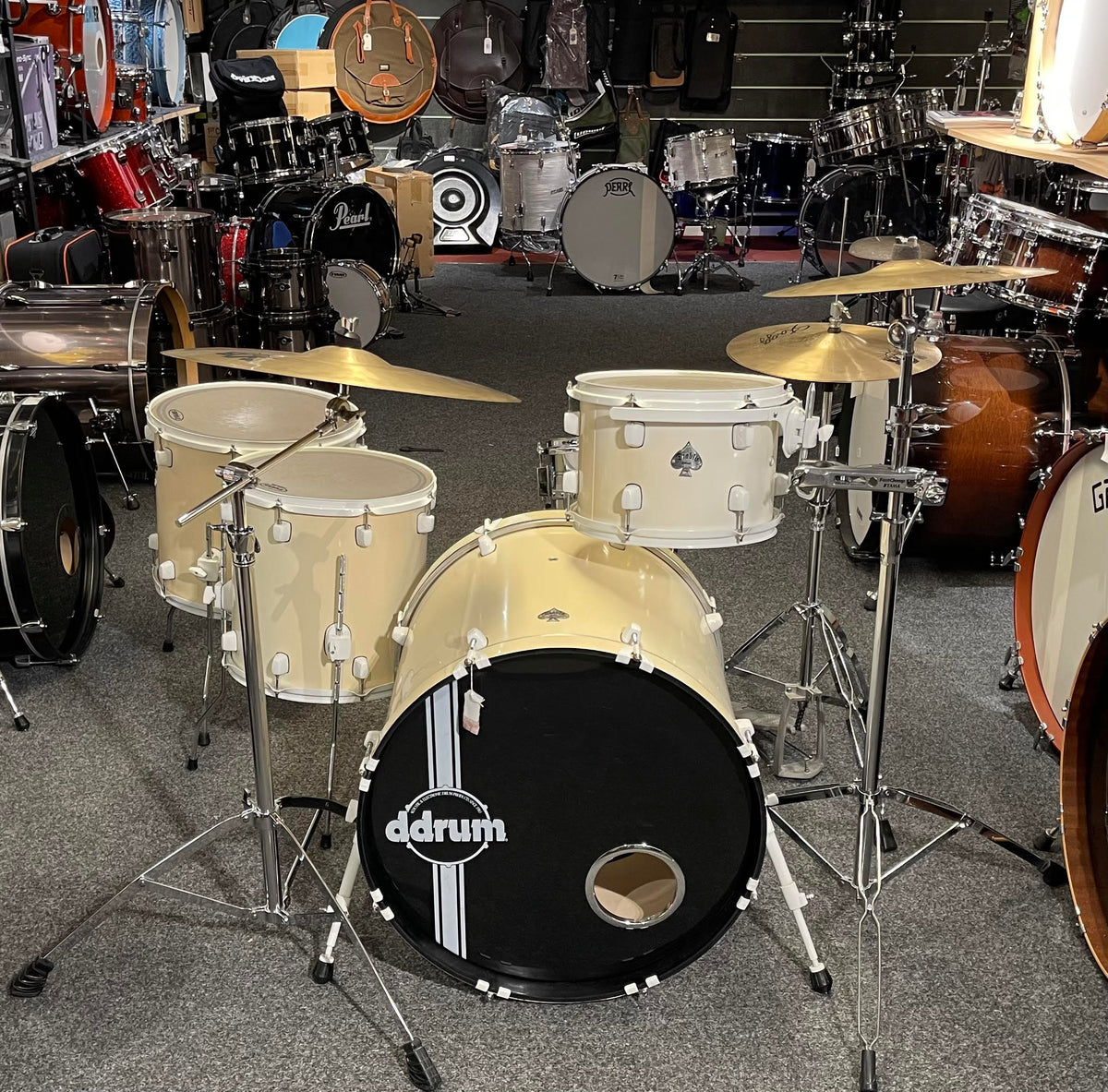 Ddrum komplett trumset 22" 12” 14” 16” Ink. Virvel,stativ och cymbaler Beg.