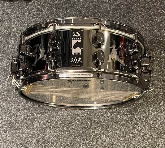 Mapex Black Panther 14x5,5” Kung Fu Special Edition virvel. 1,1 mm steel shell Beg.