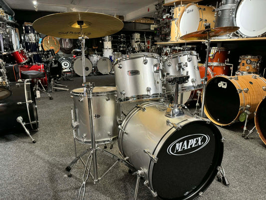 Mapex V-Series 10” 12” 14” 20” samt 14” virvel. Setet säljs komplett inkl stativ, pedal, trumpall och Sabian SBR cymbalpack