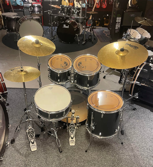 Pearl Forum Black n Grey Checkered 10” 12” 14” 20” 14” originalvirvel. Inkl Pearl stativpack/pedal samt Paiste 101 cymbalpack Beg.