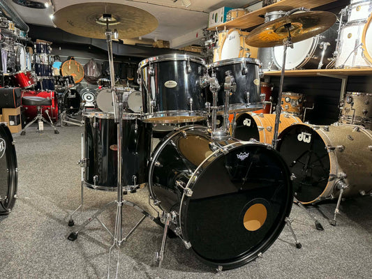 Pearl Forum trumset piano black 12” 13” 16” 22” samt 14”virvel. Setet säljs komplett inkl trumpall , Pearl stativpack och pedal samt Zildjian cymbaler Beg.