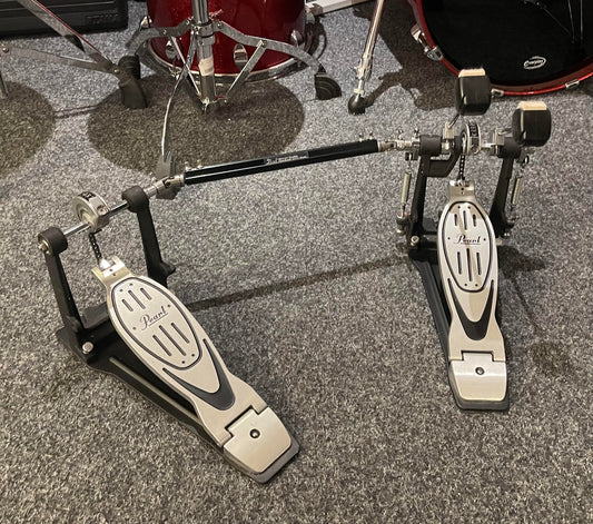 Pearl P-902 dubbelpedal. Pedalen är i nyskick Beg.