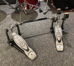 Pearl P-902 dubbelpedal. Pedalen är i nyskick Beg.