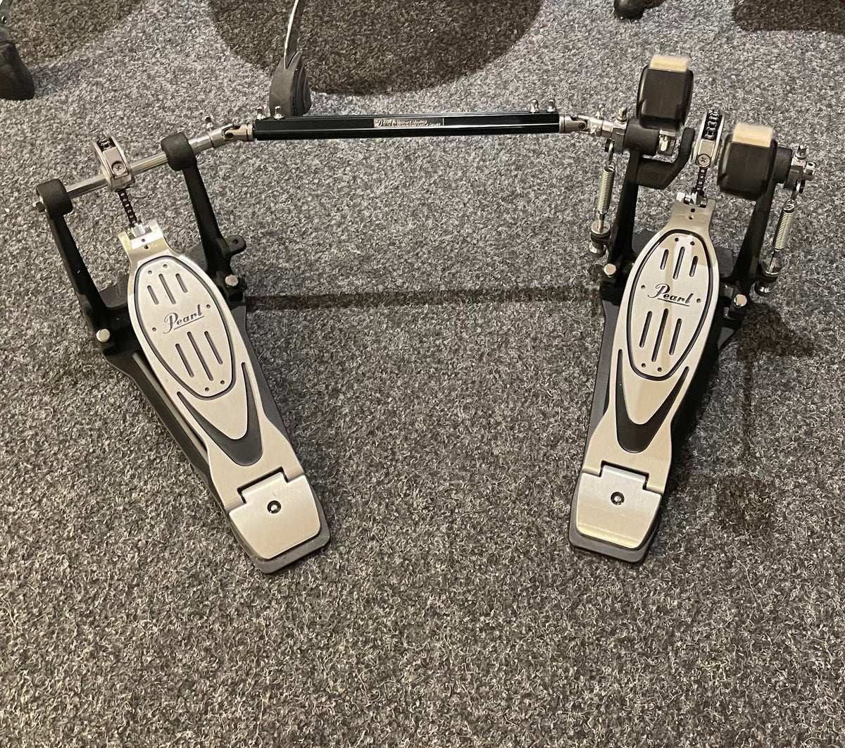 Pearl P-902 dubbelpedal. Pedalen är i nyskick Beg.