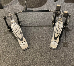Pearl P-902 dubbelpedal. Pedalen är i nyskick Beg.