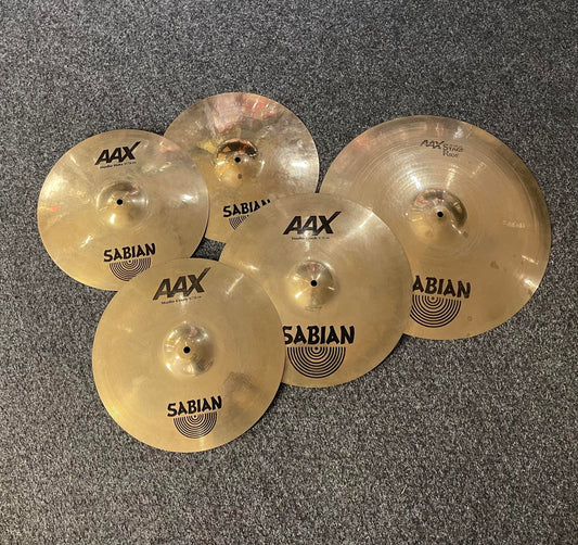 Sabian AAX Cymbalpack :AAX Studio 14” hi hat AAX Studio 15” crash AAX Studio 16” crash samt AAX Stage ride 20” Beg.