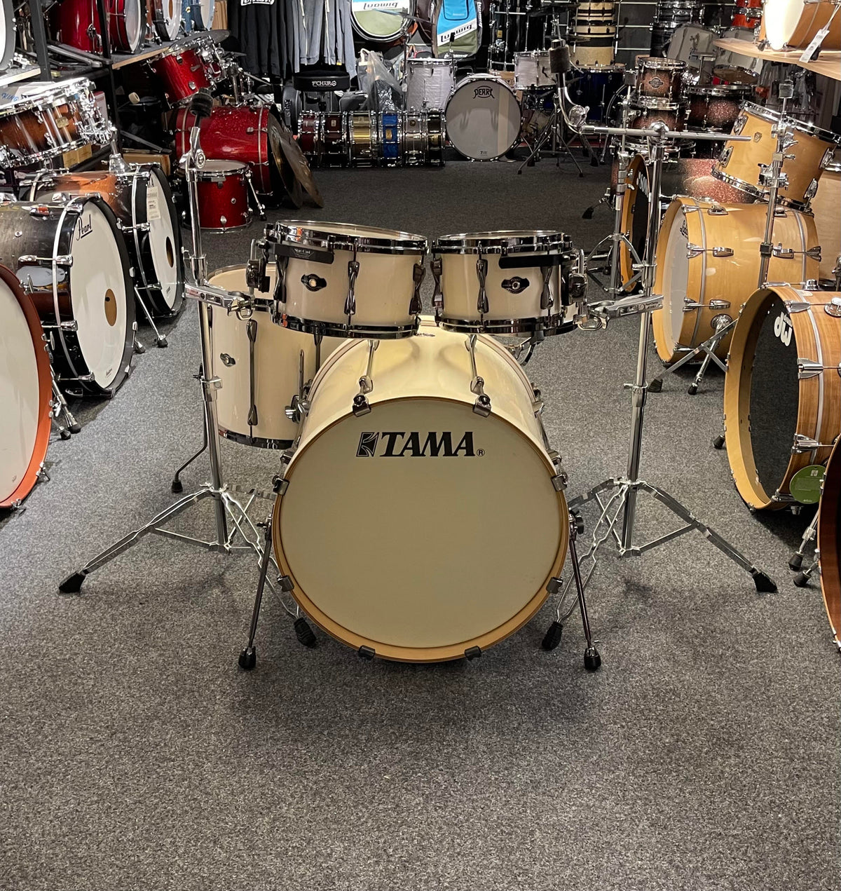 Tama Superstar hyperdrive birch suger white inkl puk clampar 10” 12” 16” 22” och 13x5” originalvirvel