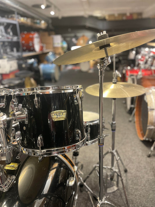 Yamaha YD Svart 12” 13” 16” 22” samt 14” originalvirvel. Inkl Yamaha stativpack/pedal samt Paiste 101 cymbalset Beg.