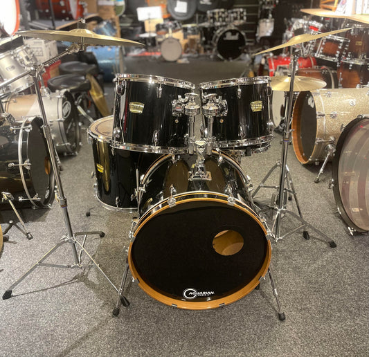 Yamaha YD Svart 12” 13” 16” 22” samt 14” originalvirvel. Inkl Yamaha stativpack/pedal samt Paiste 101 cymbalset Beg.